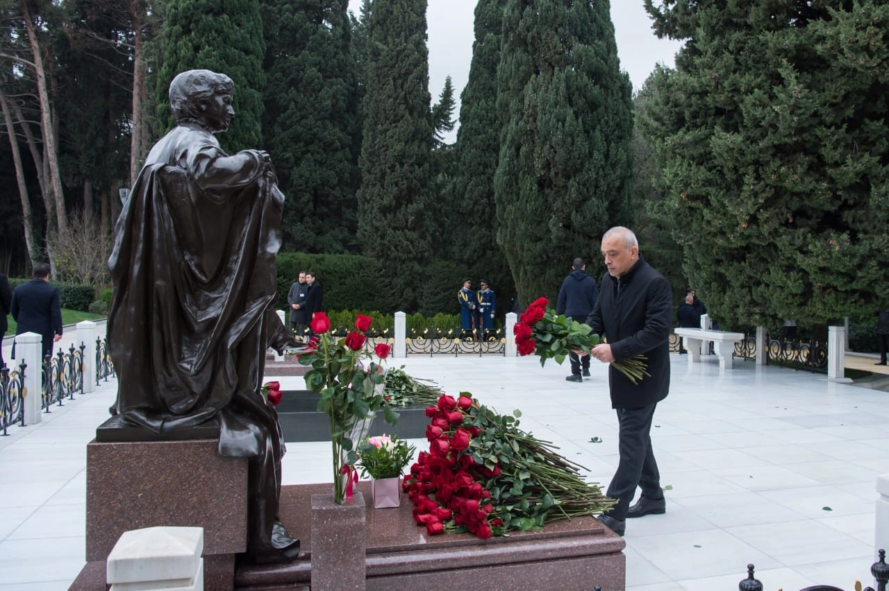 ADSEA kollektivi Fəxri xiyabanda Heydər Əliyevin xatirəsini andı - FOTO