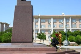 Prezident İlham Əliyev Ümummilli Lider Heydər Əliyevin Naxçıvan şəhərindəki abidəsini ziyarət edib - FOTO