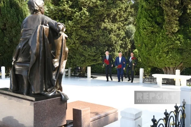 XİN-in kollektivi Zəfər parkı və Zəfər abidəsini ziyarət edib - YENİLƏNİB + FOTO
