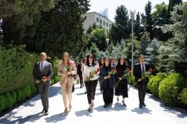 22 iyul – Milli Mətbuat Günü ilə əlaqədar Fəxri xiyaban ziyarət edilib - FOTO