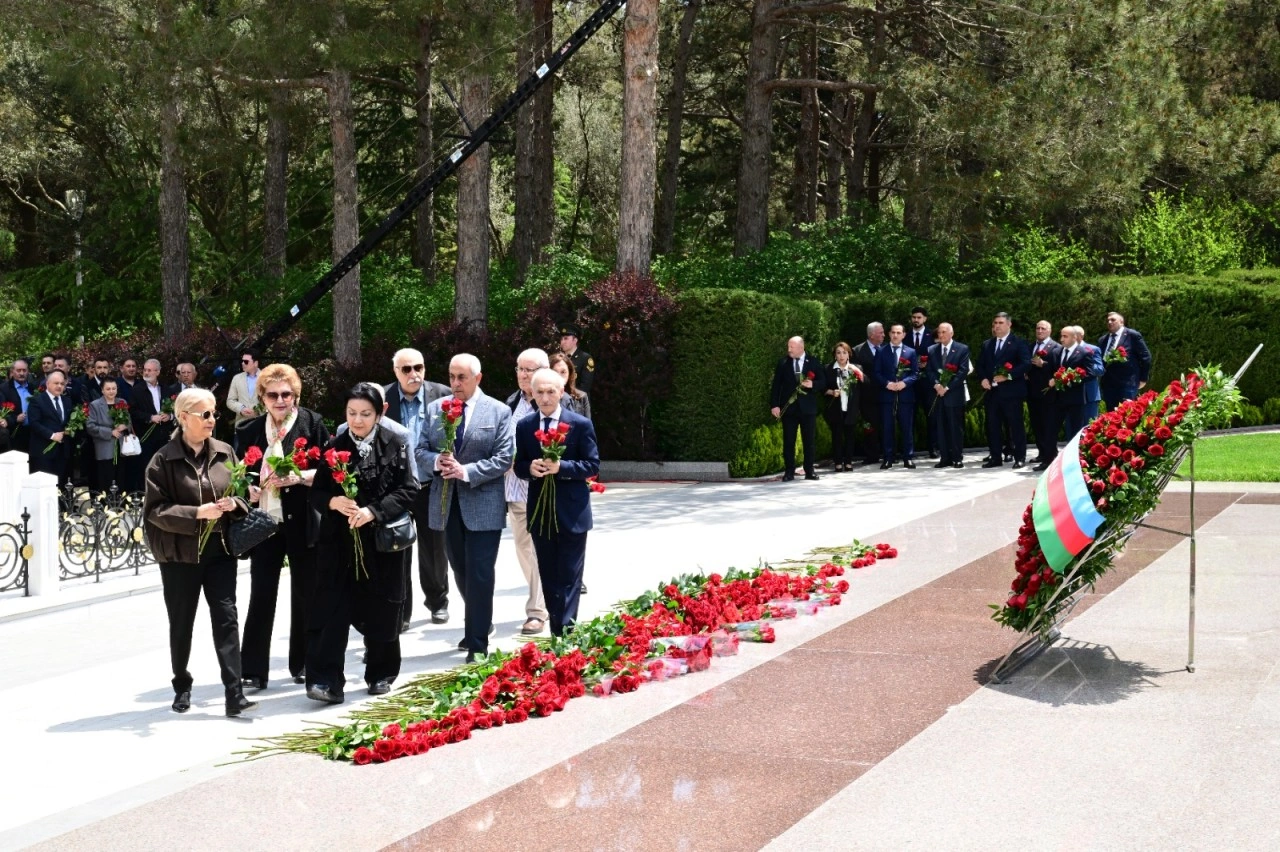 Mədəniyyət naziri və incəsənət xadimləri Ulu Öndərin məzarını ziyarət ediblər - FOTO