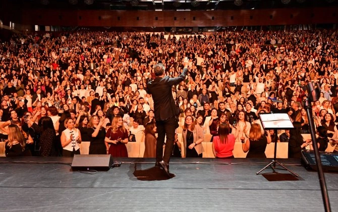 Ferhat Göçer Eyyub Hüseynzadənin təşkil etdiyi konsertdə “Ey, Əziz Anam, Azərbaycan”ı oxudu – VİDEO