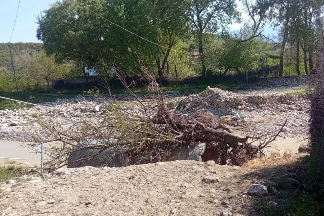 Şabranda sel körpünü uçurub - FOTO