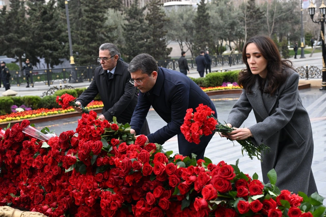 MEDİA-nın kollektivi "Ana harayı" abidəsini ziyarət etdi - FOTOLAR