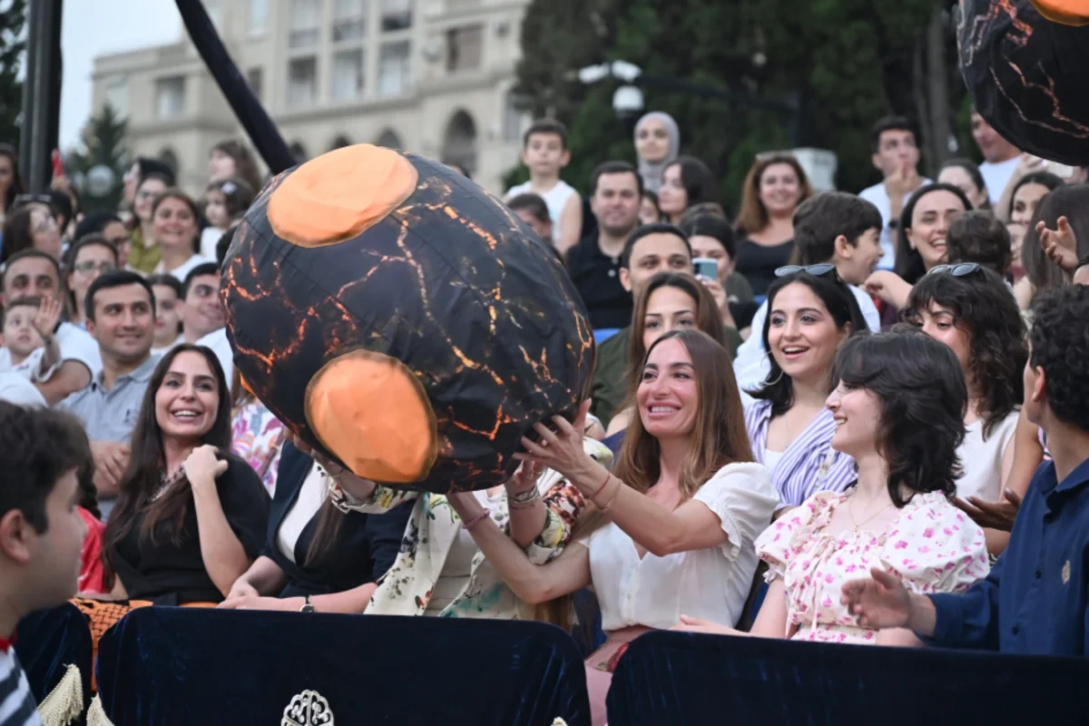 Leyla və Arzu Əliyevalar "CandyFest" yay festivalını ziyarət edib, "Sehrli mirvari" su sirki şousunu izləyiblər - FOTO