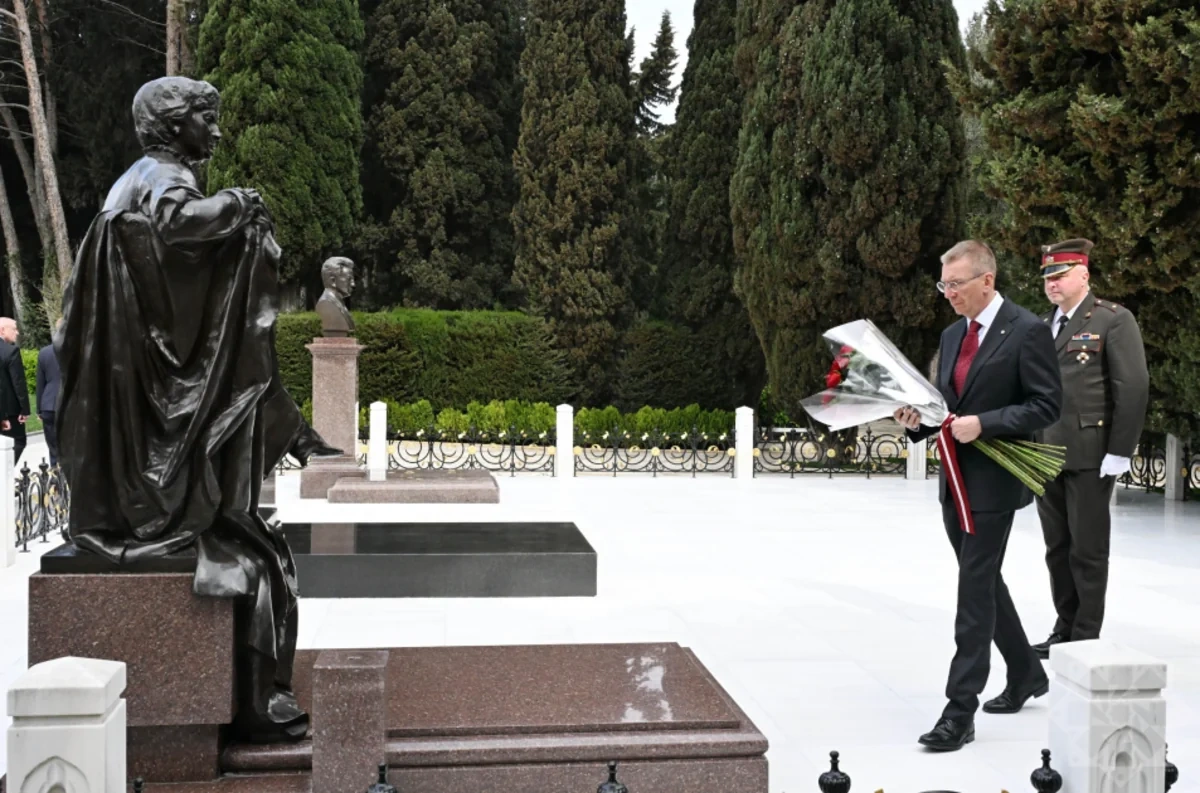Latviya prezidenti Heydər Əliyevin məzarını ziyarət etdi - FOTO