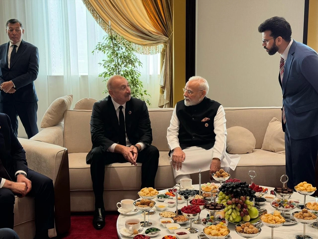İlham Əliyev Bişkekdə Narendra Modi ilə söhbət etdi - FOTO