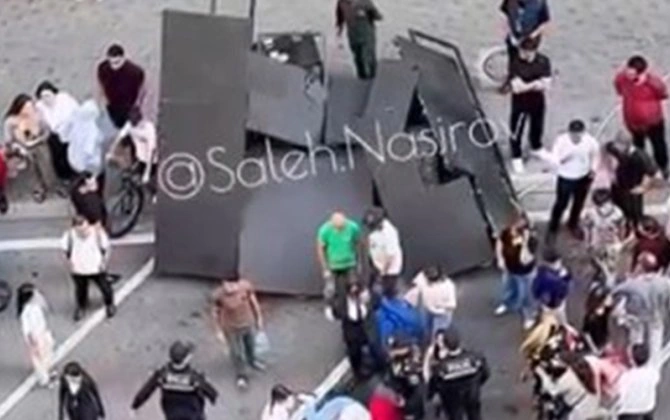 Bakıda tədbirdə monitor qadının üstünə aşıb - VİDEO