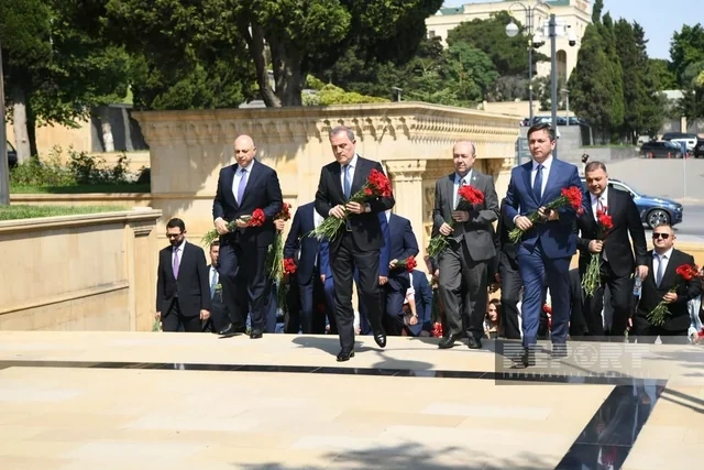 XİN-in kollektivi Zəfər parkı və Zəfər abidəsini ziyarət edib - YENİLƏNİB + FOTO