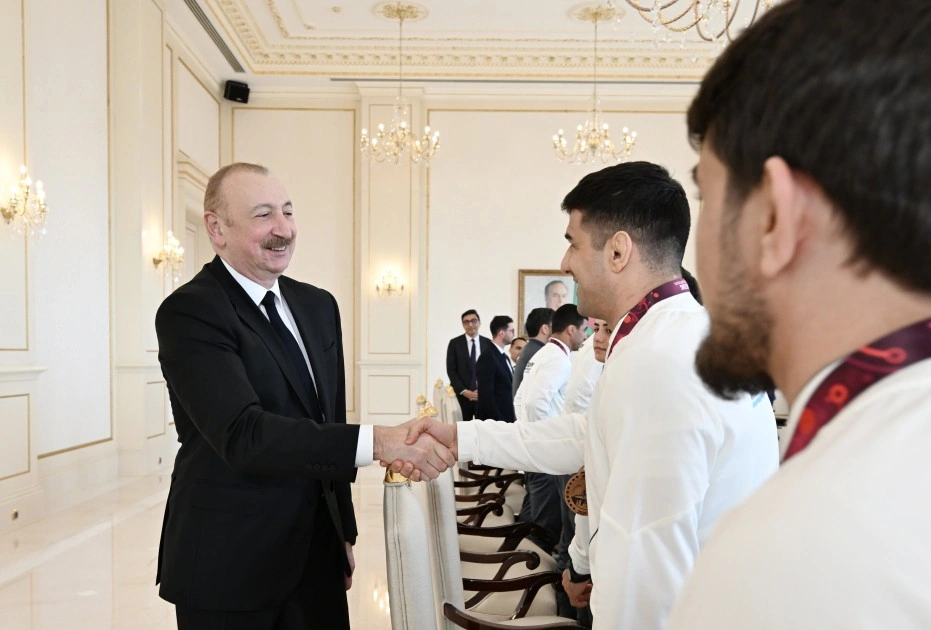 Prezident çempion olan güləşçiləri qəbul etdi - FOTOLAR