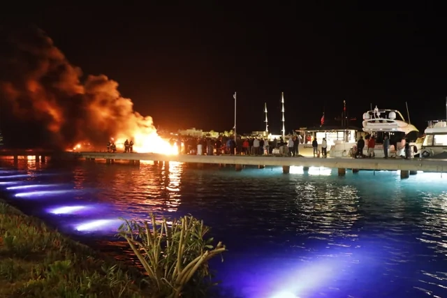 Bodrumda milyonlarla dollar dəyərində yaxtalar yanır - FOTO