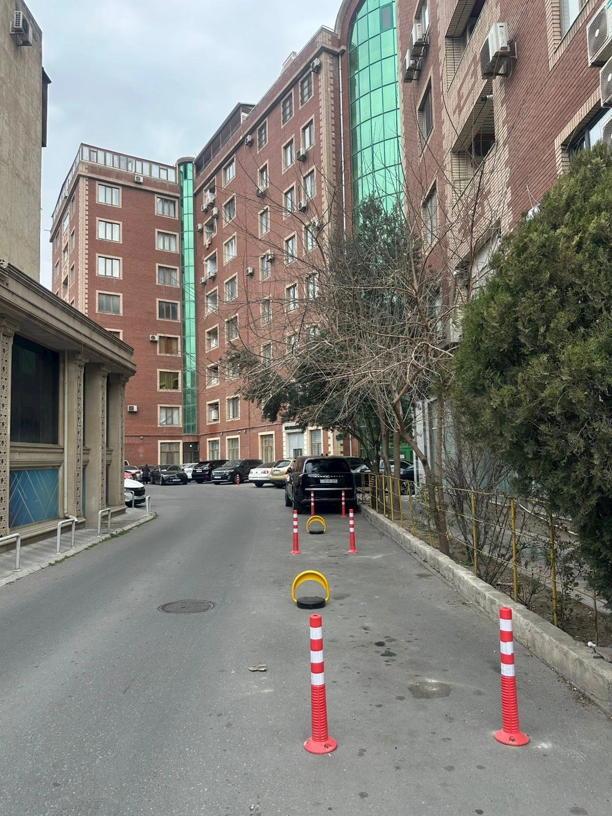 Bakıda "Land Rover"in sürücüsü həyəti özününküləşdirdi - FOTOLAR