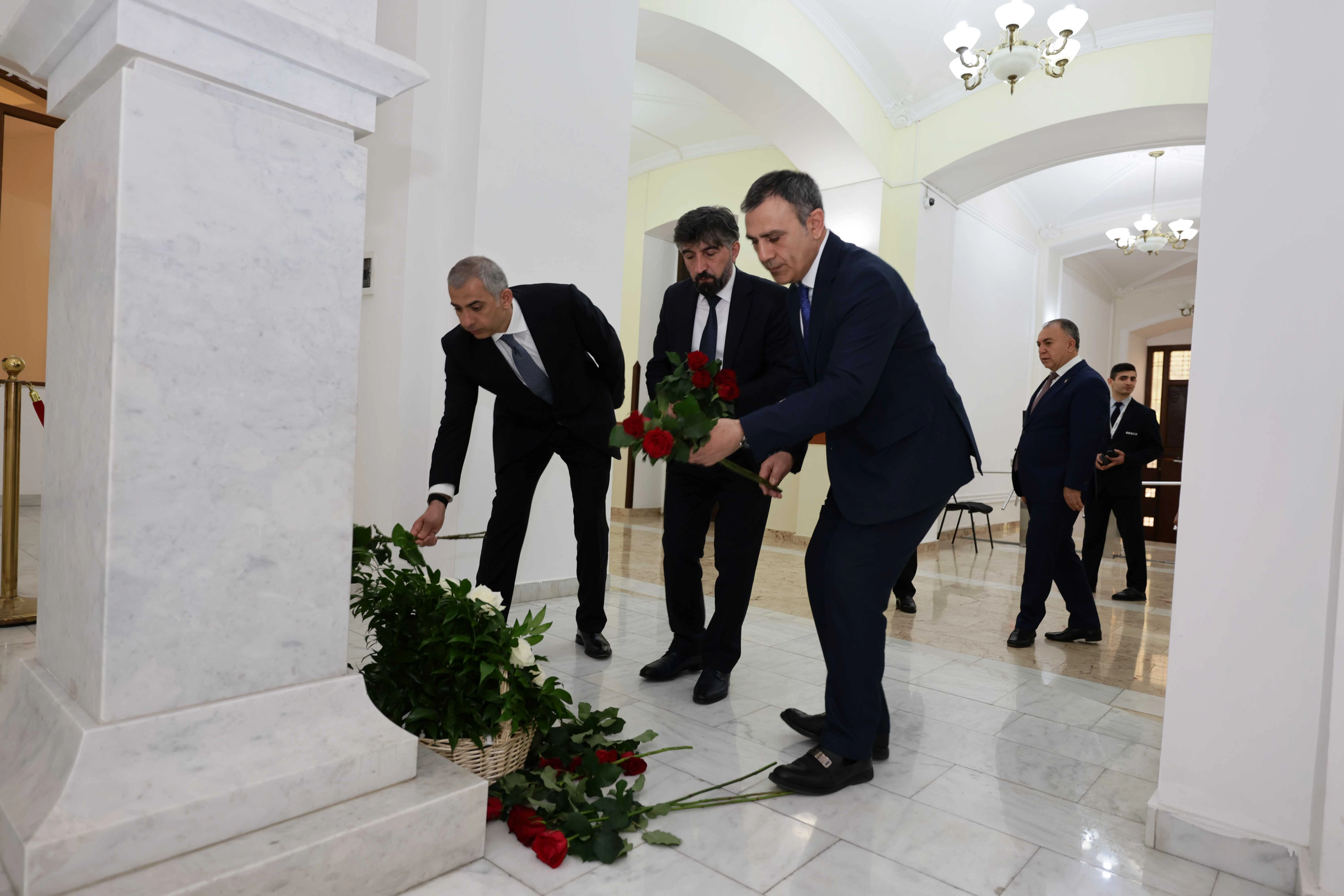UNEC-də “Heydər Əliyev irsi: Elm, təhsil və milli tərəqqi” adlı elmi-praktiki konfrans keçirilib - FOTO