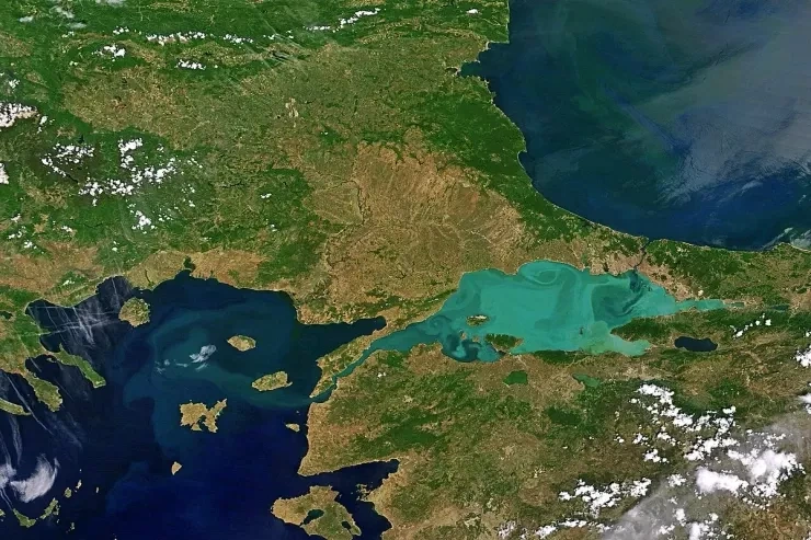 Dünyanın ən kiçik dənizi: harada yerləşir, niyə yalnız ölçüləri ilə diqqəti cəlb etmir?
