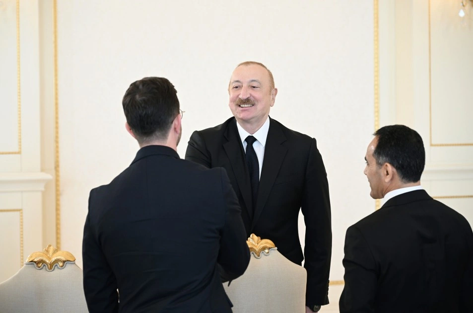 Prezident çempion olan güləşçiləri qəbul etdi - FOTOLAR