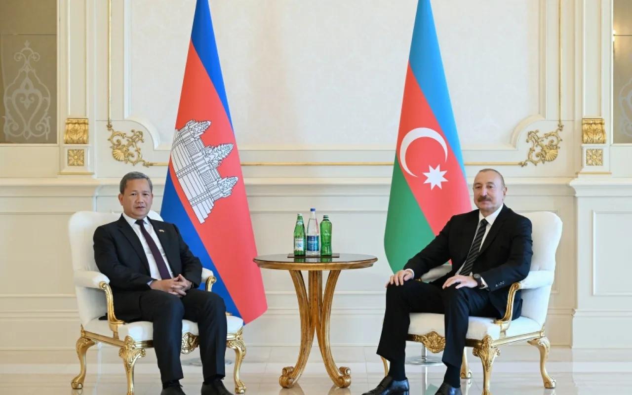 İlham Əliyevin Kambocanın Baş naziri ilə məhdud tərkibdə görüşü oldu - FOTO