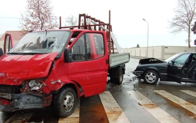 Gəncədə yük avtomobili "Mercedes"lə toqquşdu