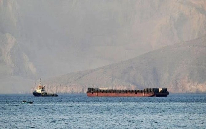 Hörmüz boğazından keçən gəmi vurulub, yaralılar var