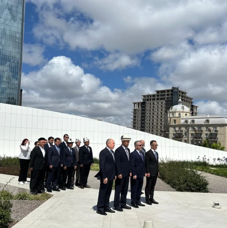 TDT ölkələrinin dini qurum rəhbərləri Fəxri xiyabanı və Zəfər parkını ziyarət ediblər - FOTO