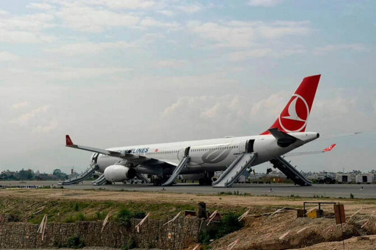 İstanbuldan uçan təyyarə Nepalda eniş zamanı alovlandı