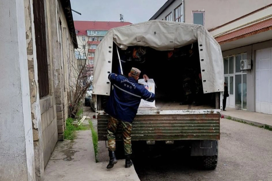 Qubada torpaq sürüşməsi baş verən kəndə ərzaq yardımı göndərilib - FOTO/VİDEO
