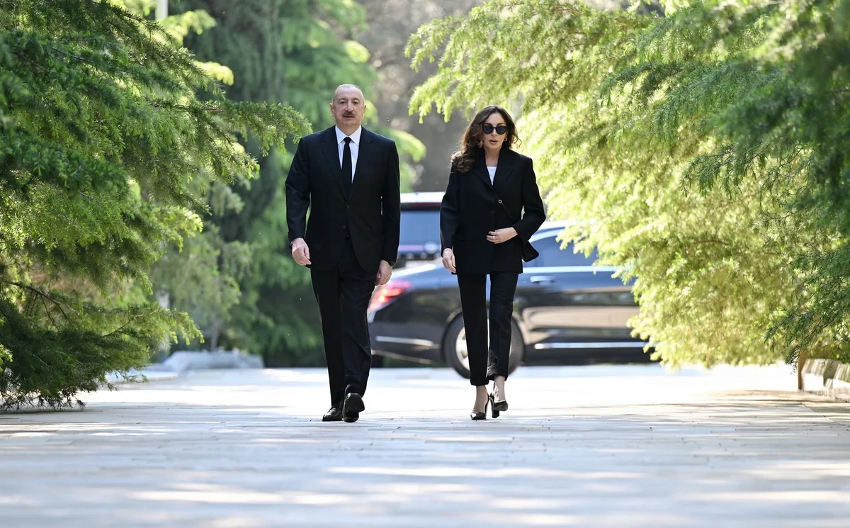 İlham Əliyev və Mehriban Əliyeva Fəxri xiyabanda Heydər Əliyevin məzarını ziyarət ediblər - FOTO