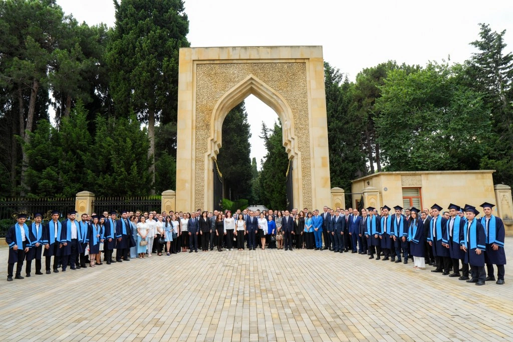Dövlət Komitəsinin kollektivi Fəxri xiyabanı və Şəhidlər xiyabanını ziyarət edib - FOTO