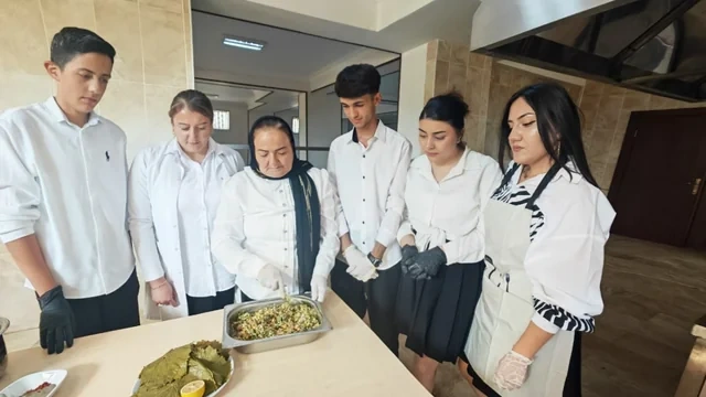 63 yaşlı nənə 16 yaşlı nəvəsi ilə eyni liseydə oxuyur - FOTO