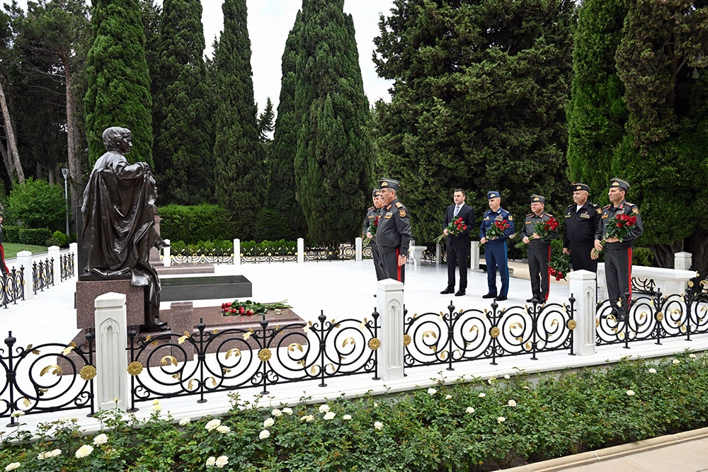 Müdafiə Nazirliyinin rəhbər heyəti Fəxri Xiyaban, Zəfər parkı və Hərbi Memorial Məzarlığı ziyarət etdi - FOTO/VİDEO