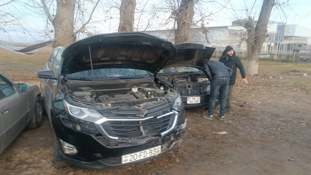 Tovuzda idarəetmədən çıxan VAZ yol kənarındakı dörd maşını əzdi - Xəsarət alan var