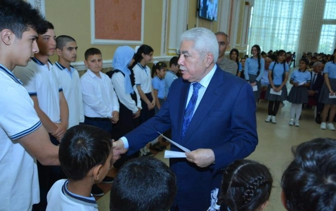 Deputat Ağalar Vəliyev Xaçmazda qabaqcıl müəllimləri və əlaçı şagirdləri mükafatlandırıb - FOTOLAR
