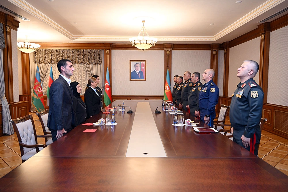Müdafiə naziri Milli qəhrəmanlarımızın ailələlərinə medallar təqdim etdi - FOTO