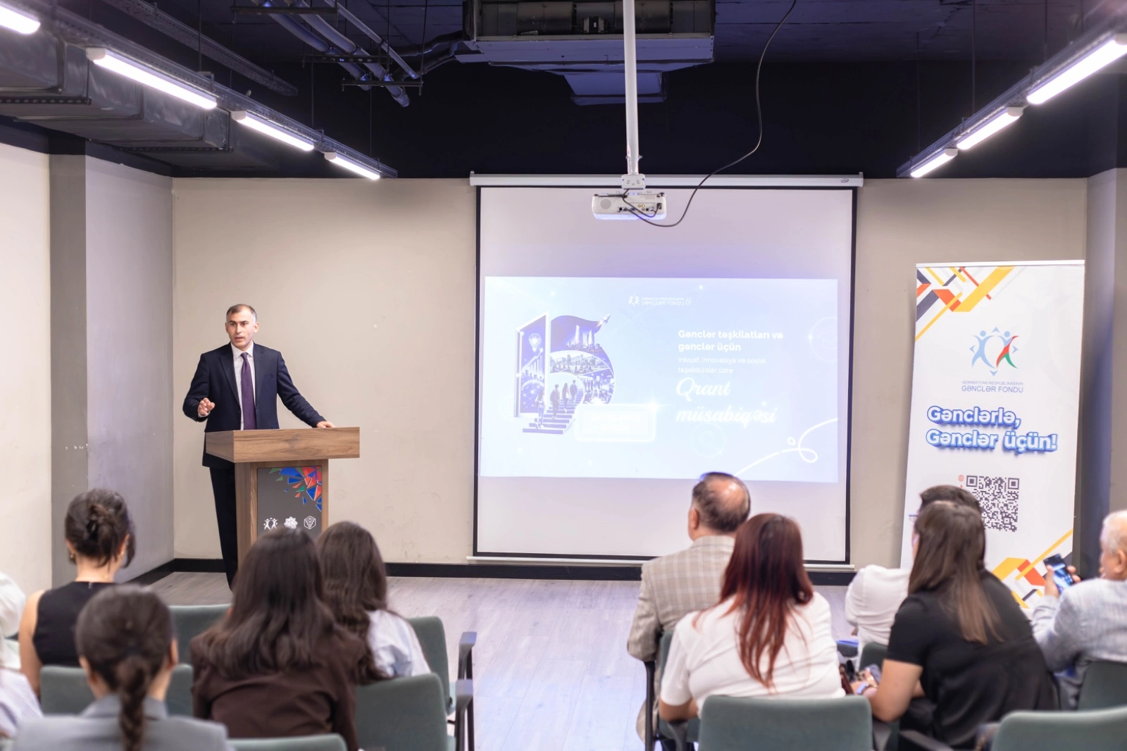 “Gənclər təşkilatları və gənclər üçün inkişaf, innovasiya və sosial təşəbbüslər üzrə qrant müsabiqəsi”nin qalibləri ilə görüş keçirilib - FOTO