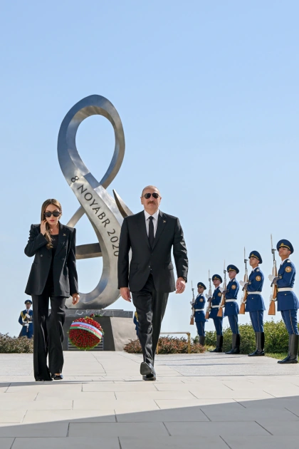 İlham Əliyev Anım Günü ilə əlaqədar Bakıdakı Zəfər parkında olub - FOTO