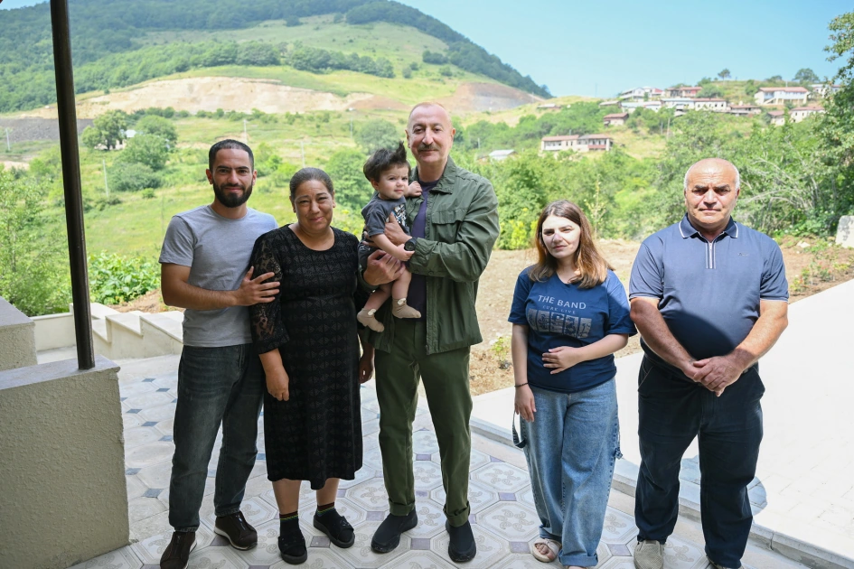 Prezident İlham Əliyev Şuşanın Kiçik Qaladərəsi kəndində görülən işlərlə tanış olub və kəndə qayıdan sakinlərlə görüşüb