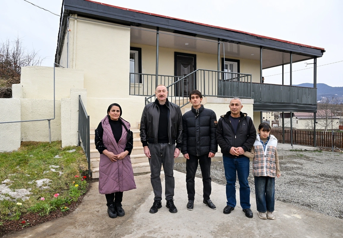 İlham Əliyev Ağdərənin Heyvalı kəndində Abbasovlar ailəsinə baş çəkib