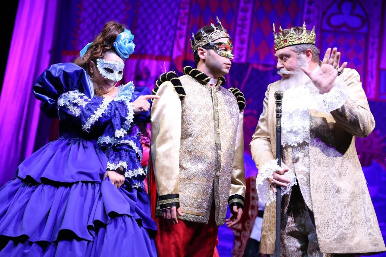 Gənc Tamaşaçılar Teatrında “Büllur başmaq” tamaşasının premyerası baş tutub - FOTO