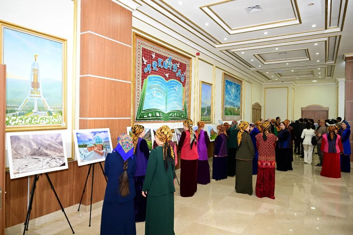 Türkmənistanda "Azərbaycan - obyektivdən tarixə" adlı sərgi təqdim olunub - FOTO