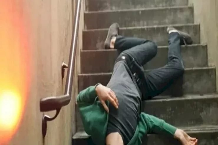 Ağdamda pilləkəndən yıxılan kişi öldü