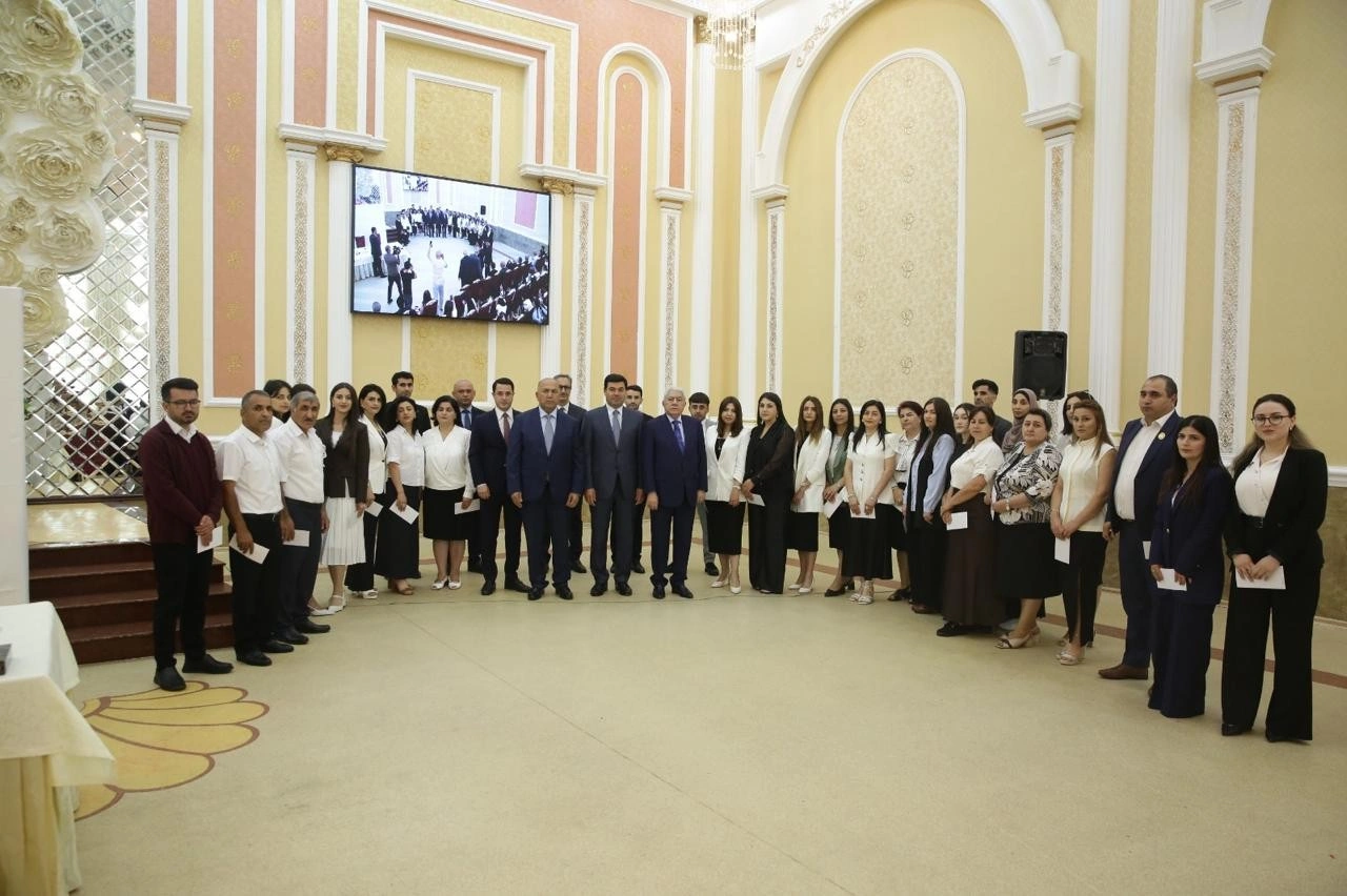 Deputat Ağalar Vəliyev Xaçmazda qabaqcıl müəllimləri və əlaçı şagirdləri mükafatlandırıb - FOTOLAR