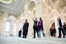 Leyla Əliyeva Səmərqənddə “Uşağın gözü ilə dünya” sərgisi və İmam əl-Buxari memorial kompleksi ilə tanış olub - FOTO