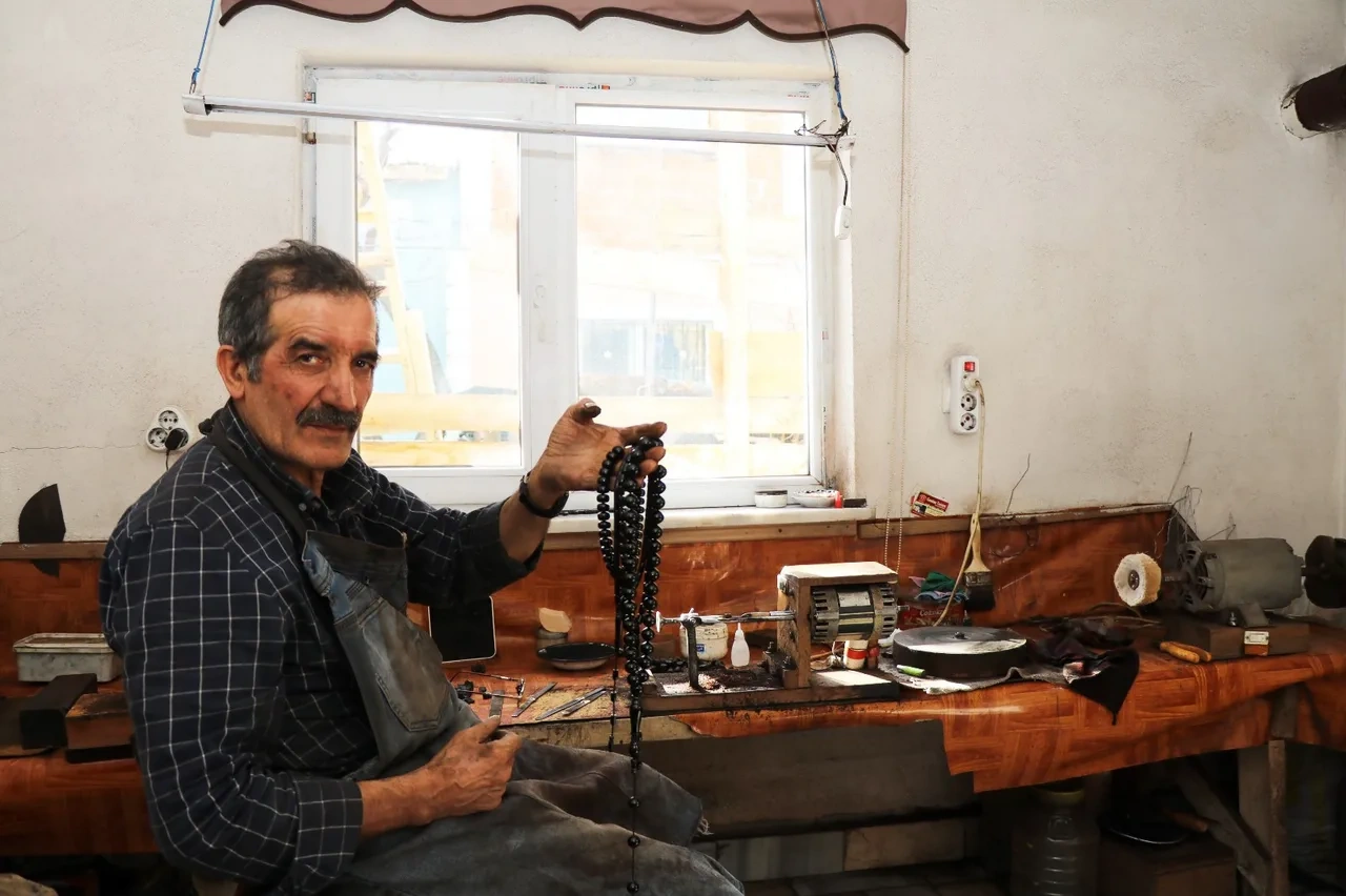 Özəl sifarişlə işləyir, gündə cəmi 7 dənə istehsal edir: Günə 1000 manat qazanır - FOTO