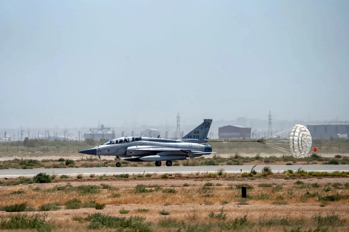 Pilotlarımız çətin döyüş manevrləri üzrə tapşırıqlar yerinə yetiriblər - FOTOLAR