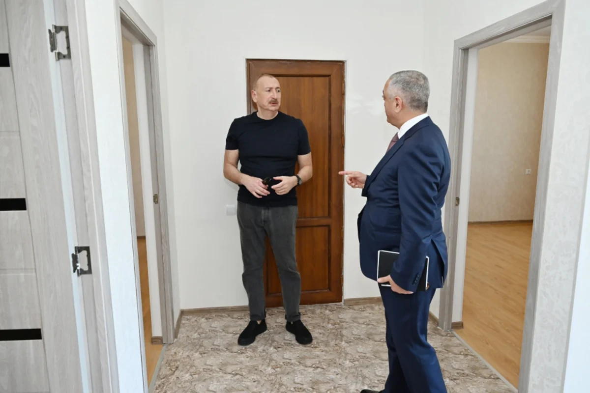 İlham Əliyev Xocalıda hərbi qulluqçular üçün nəzərdə tutulan fərdi evlərdə yaradılmış şəraitlə tanış olub - FOTO