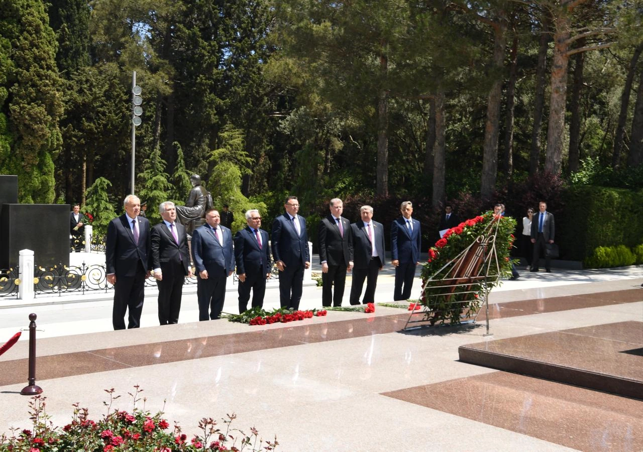 Belarus Milli Assambleyasının Nümayəndələr Palatasının sədri Fəxri xiyabanı və Zəfər parkını ziyarət edib - FOTO