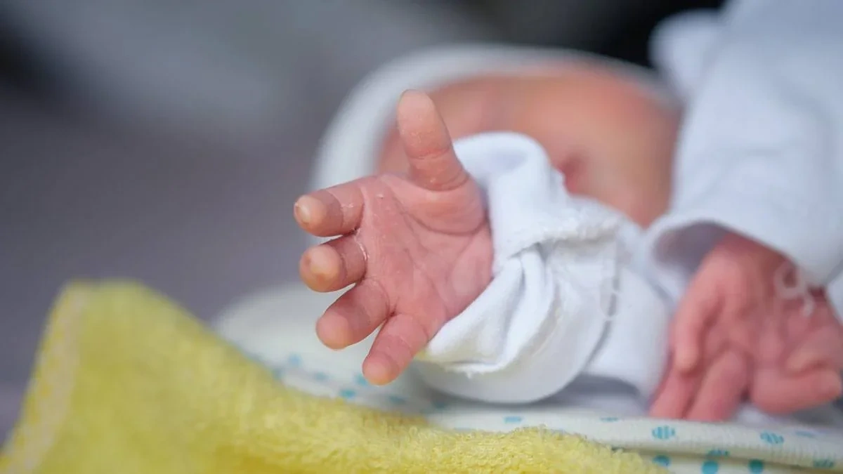 Azərbaycanda 15 yaşlı qız uşaq dünyaya gətirdi