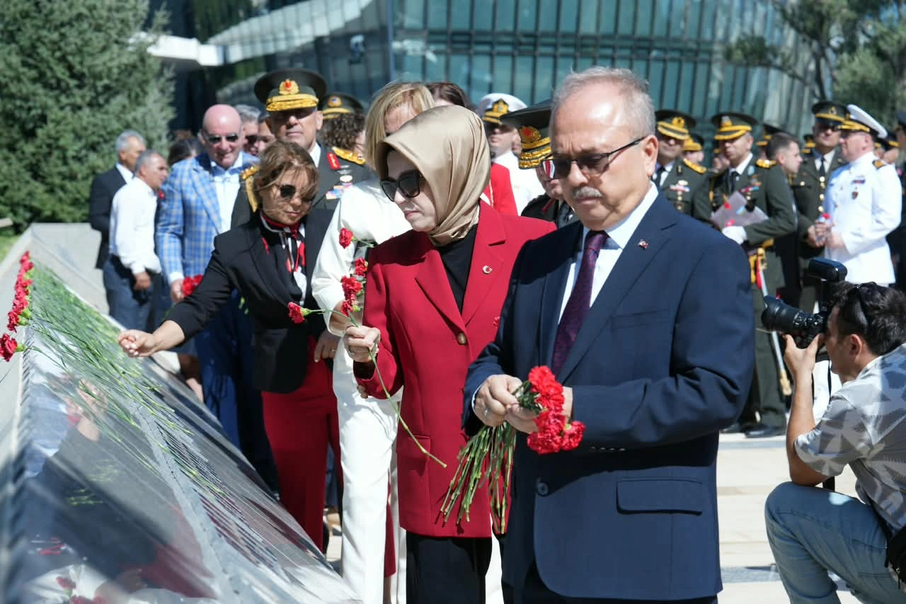 Türkiyənin Zəfər Günü münasibətilə Bakıda Türk Şəhidliyi abidəsi ziyarət olundu - FOTO
