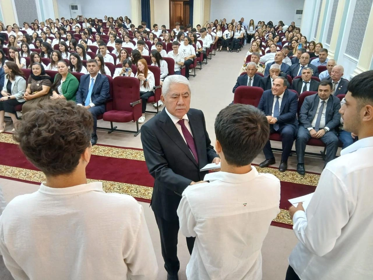 Ağalar Vəliyev yüksək bal toplayan Xaçmazlı tələbələri mükafatlandırdı