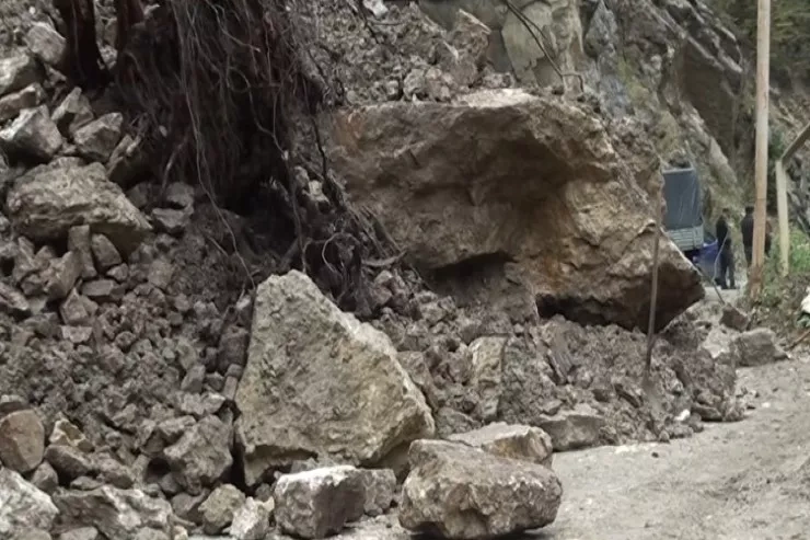 Torpaq sürüşdü, Quba-Xınalıq yolu bağlandı - VİDEO
