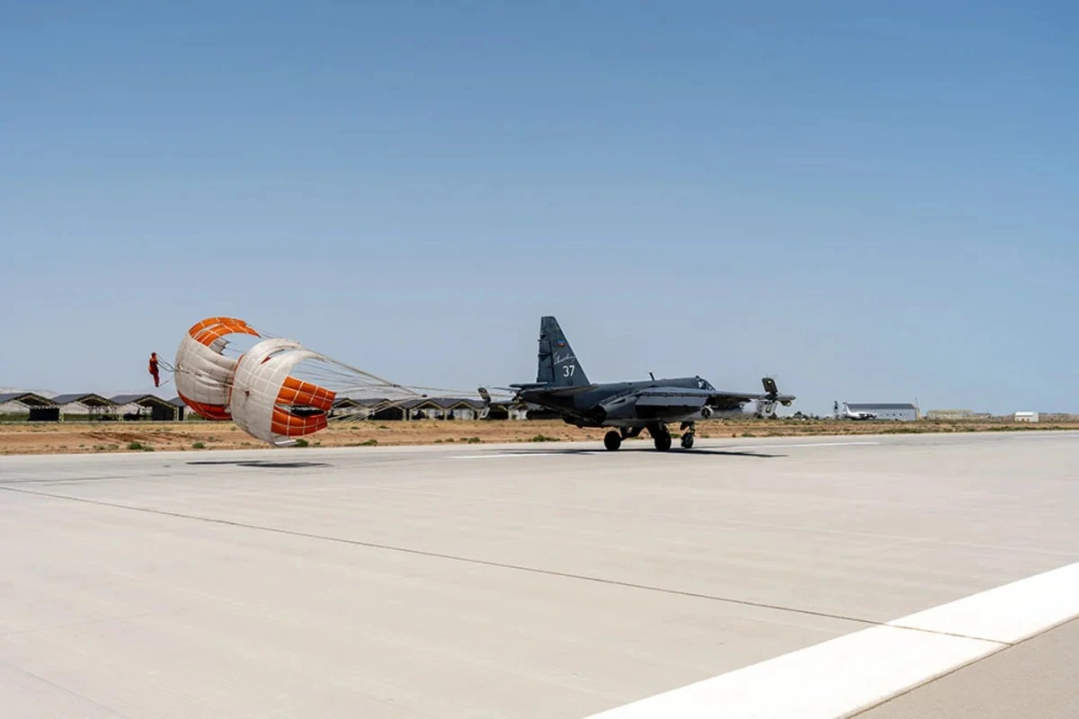 Pilotlarımız çətin döyüş manevrləri üzrə tapşırıqlar yerinə yetiriblər - FOTOLAR